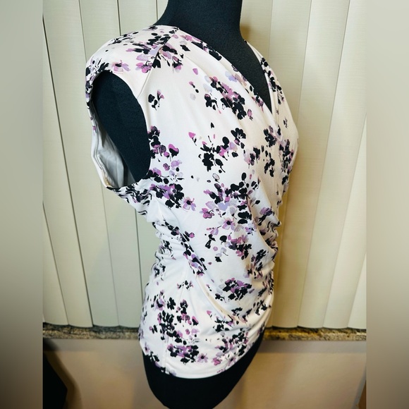 White House Black Market White Violet Floral Crossover V Neck Blouse Size Small - Picture 3 of 7